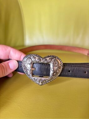🖤 Justin Vintage Y2K Heart Buckle Leather Belt Size 28 Western Cowhide USA